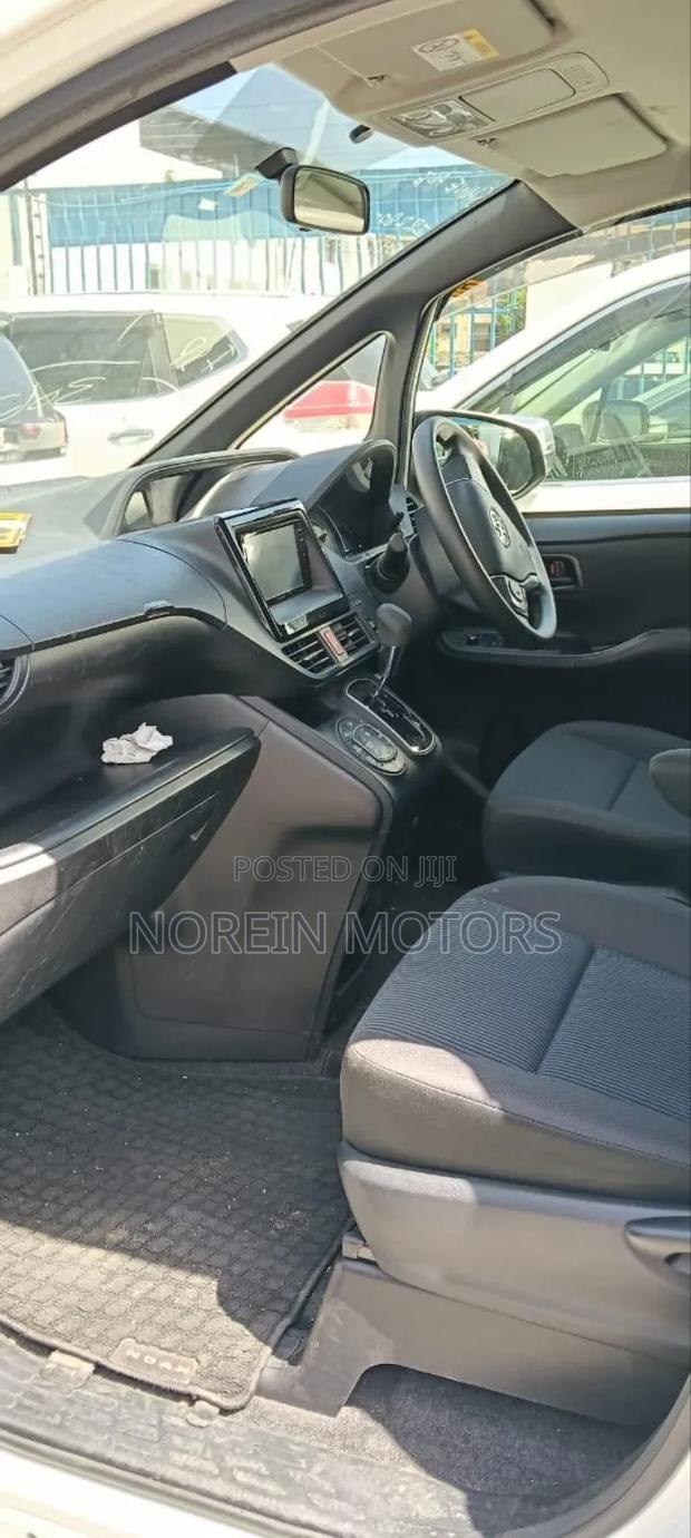 Toyota Noah 2018 White