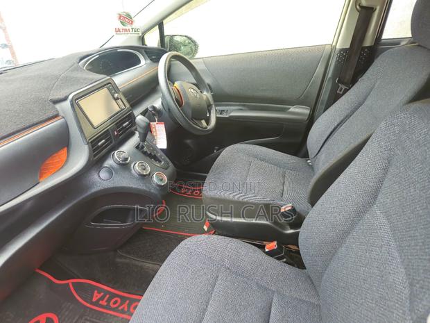 Toyota Sienta 2017