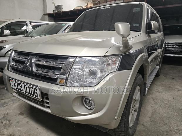 Mitsubishi Pajero 2015 Gold