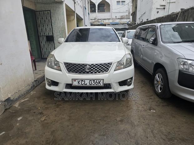 Toyota Crown 2011 White