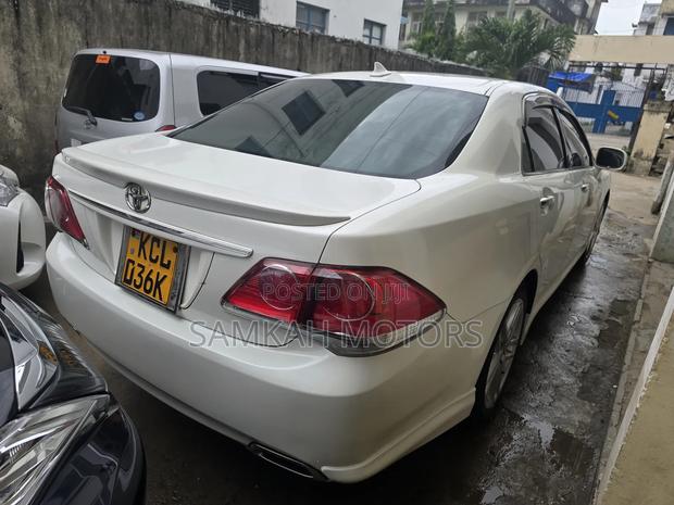Toyota Crown 2011 White