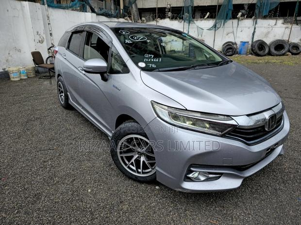 Honda Fit Shuttle 1.5 Hybrid 2WD 2018 Silver