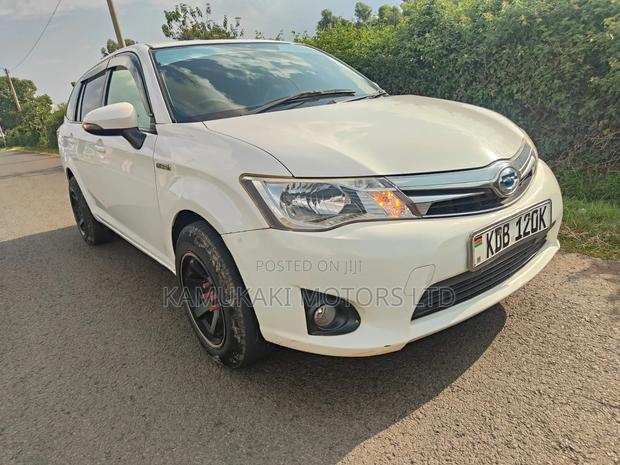 Toyota Corolla Fielder 1.5 Hybrid FWD 2013 White