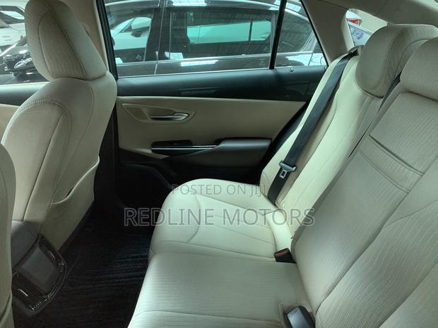Toyota Crown 2018 Blue