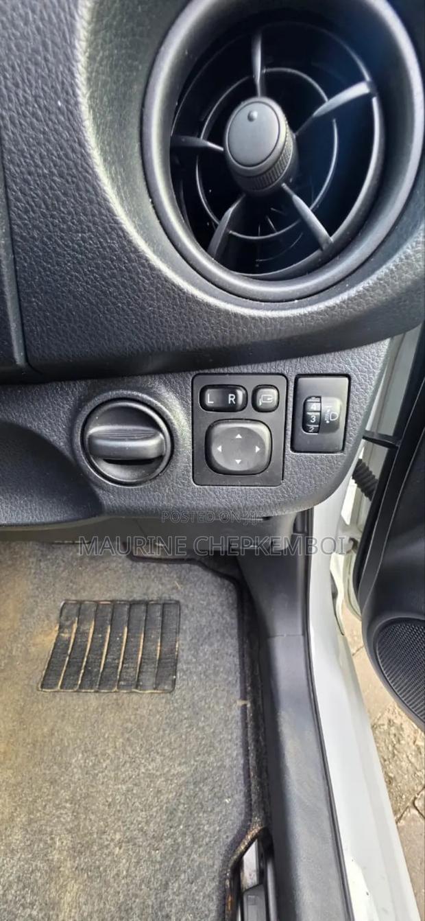 Toyota Vitz 1.5 FWD Hybrid 5dr 2018 Pearl