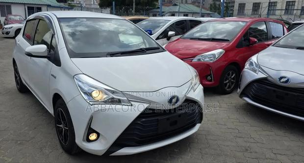 Toyota Vitz 1.5 FWD Hybrid 5dr 2017 White