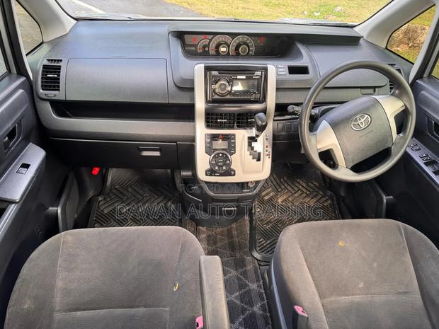 Toyota Voxy 2013 Silver