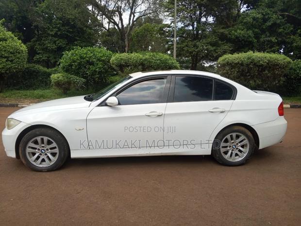 BMW 320i Sedan RWD 2006 White