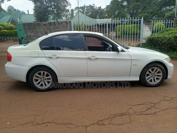 BMW 320i Sedan RWD 2006 White