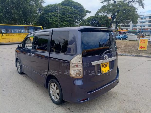 Toyota Voxy 2011 Blue