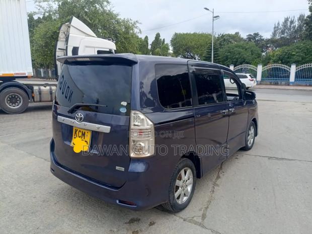 Toyota Voxy 2011 Blue