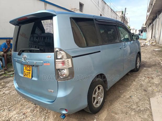 Toyota Voxy 2009 Blue