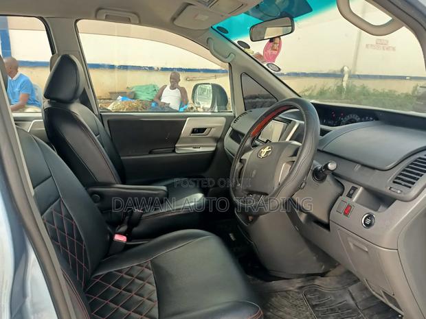 Toyota Voxy 2009 Blue