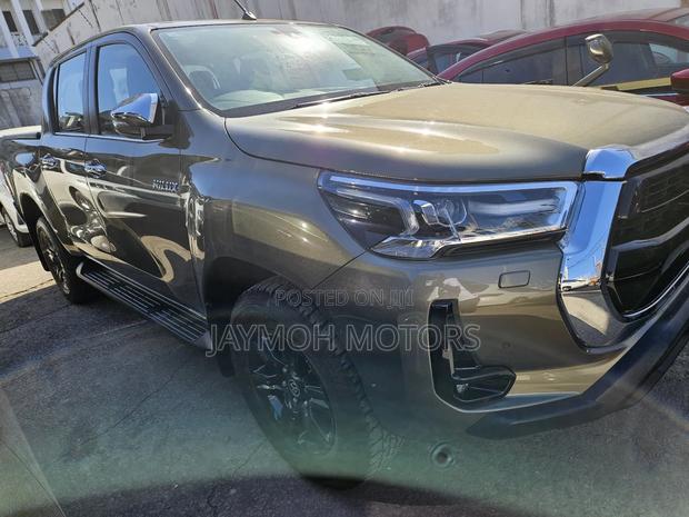 Toyota Hilux 2023 Brown