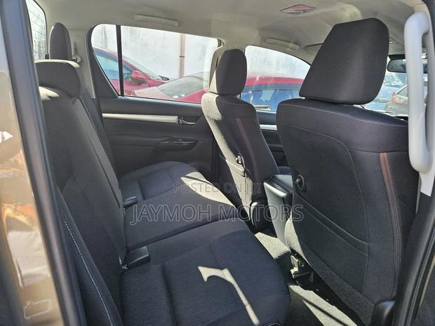 Toyota Hilux 2023 Brown