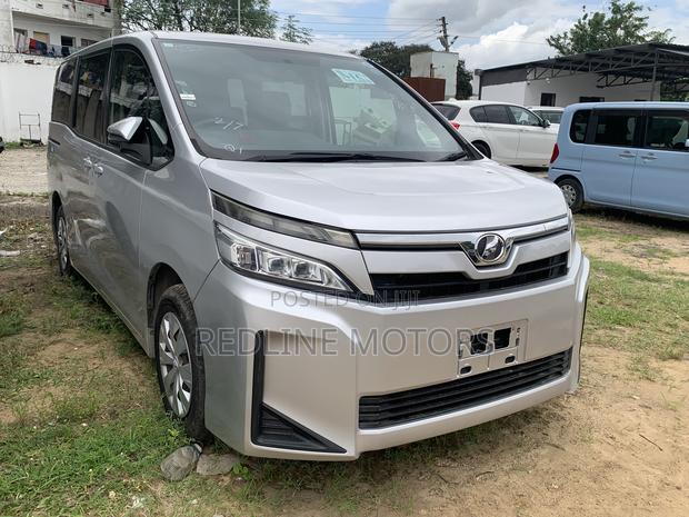 Toyota Voxy 2018 Silver
