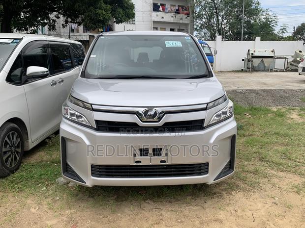 Toyota Voxy 2018 Silver