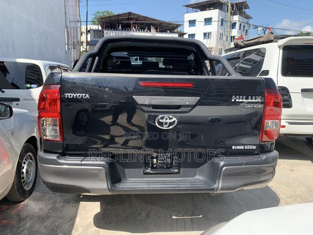 Toyota Hilux SR5 4x4 2018 Black
