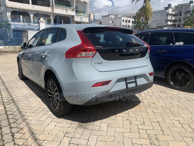 Volvo V40 2018 Teal