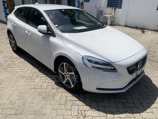 Volvo V40 2018 Off white