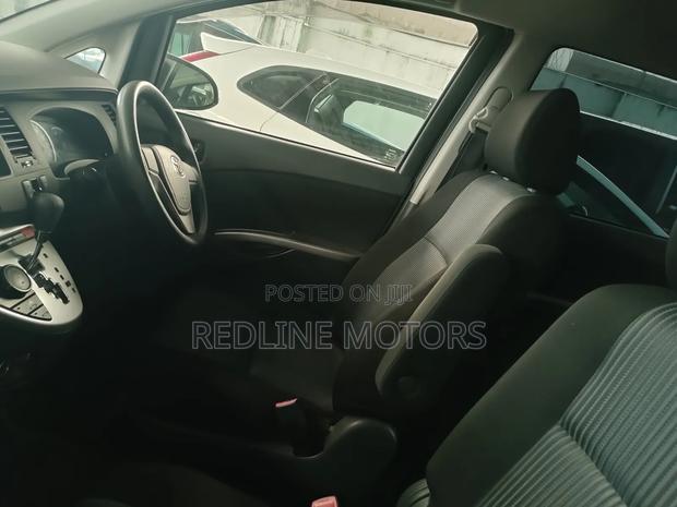 Toyota ISIS 2017 White