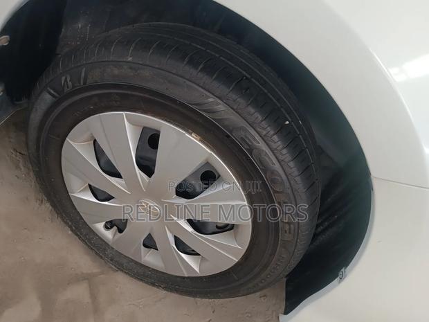 Toyota ISIS 2017 White