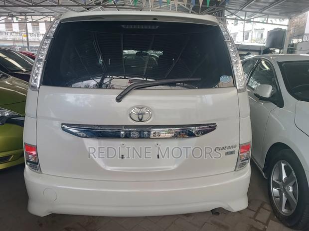 Toyota ISIS 2017 White