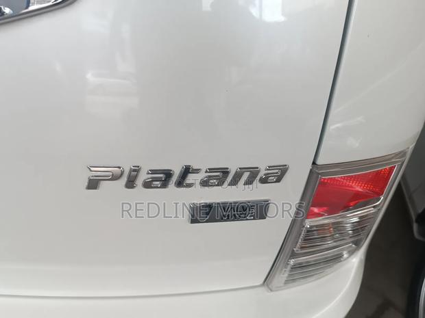 Toyota ISIS 2017 White