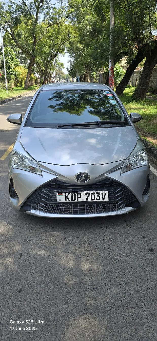 Toyota Vitz 1.0 FWD 5dr 2016 Silver