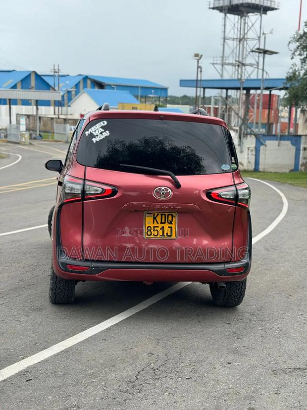 Toyota Sienta 2017 Red