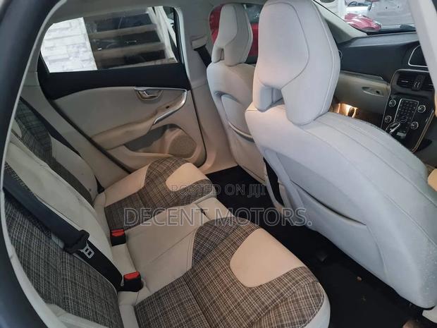 Volvo V40 2019 Silver