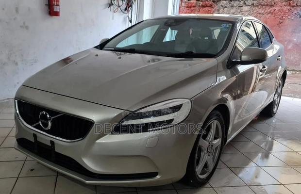 Volvo V40 2019 Silver