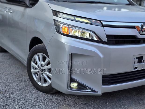 Toyota Voxy 2018 Silver