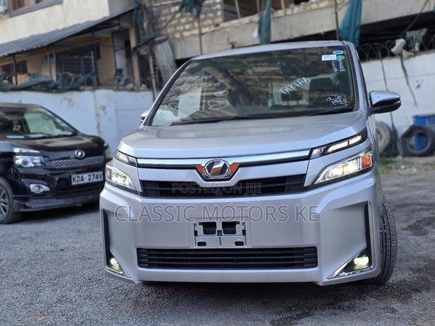 Toyota Voxy 2018 Silver
