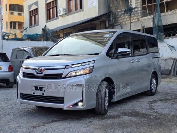 Toyota Voxy 2018 Silver