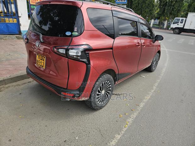 Toyota Sienta 2017 Red