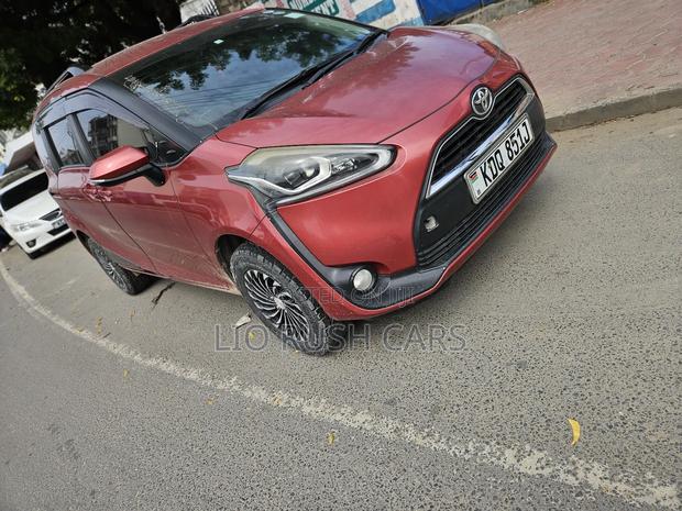 Toyota Sienta 2017 Red
