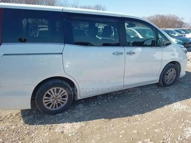 Toyota Esquire 2.0 AWD (8 seater) 2019 White