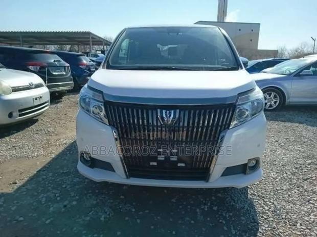 Toyota Esquire 2.0 AWD (8 seater) 2019 White