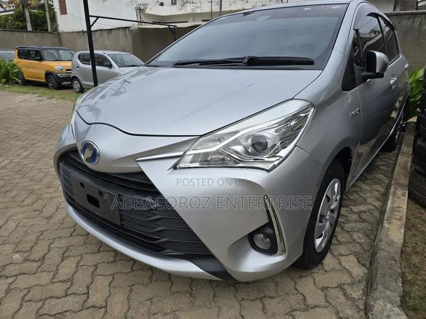 Toyota Vitz 1.5 FWD Hybrid 5dr 2019 Silver