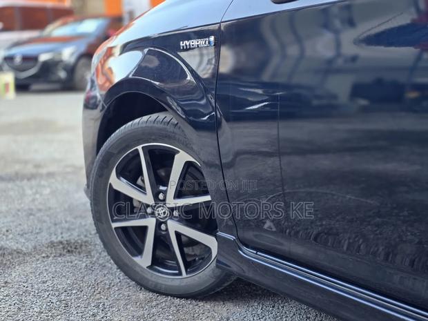 Toyota Corolla Fielder 1.5 Hybrid FWD 2018 Green