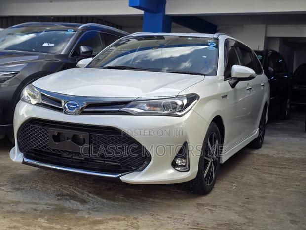 Toyota Corolla Fielder 1.5 Hybrid FWD 2018 White