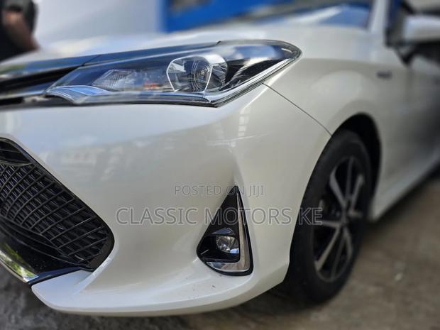 Toyota Corolla Fielder 1.5 Hybrid FWD 2018 White