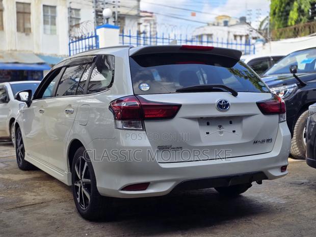 Toyota Corolla Fielder 1.5 Hybrid FWD 2018 White