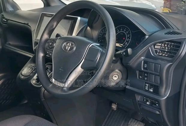 Toyota Voxy 2018 Silver