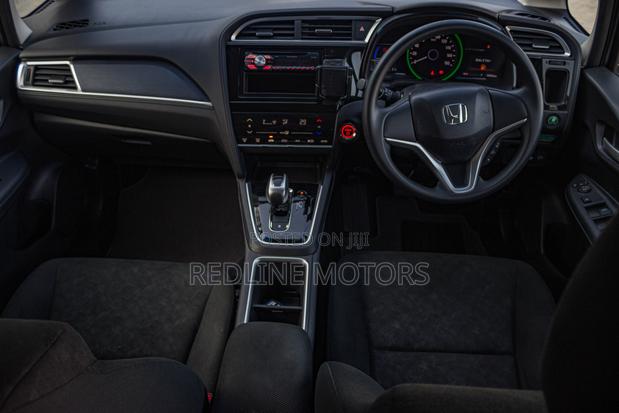Honda Shuttle 1.5 Hybrid 2WD 2018 Silver