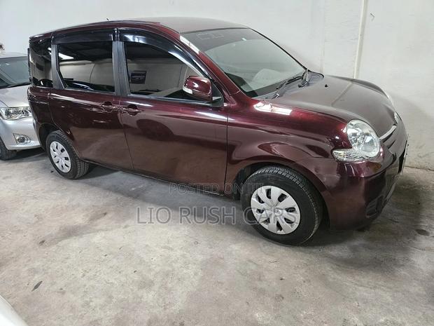 Toyota Sienta 2014 Red