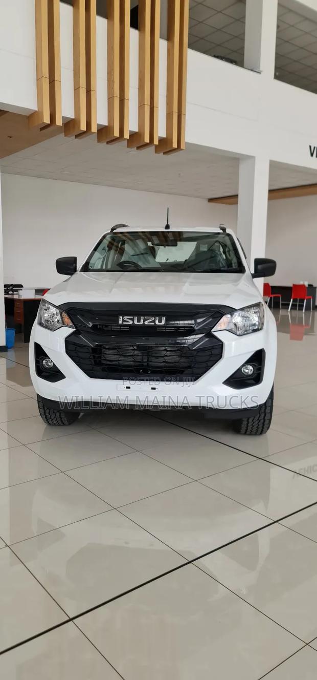 New Isuzu D-MAX 2025 Off white