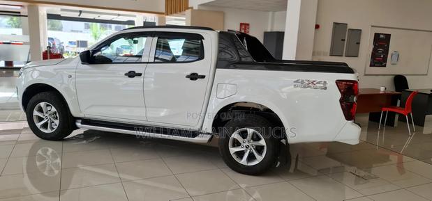 New Isuzu D-MAX 2025 Off white