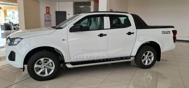 New Isuzu D-MAX 2025 Off white